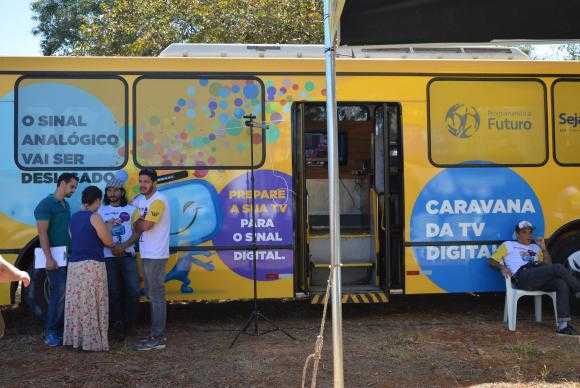 Brasília – A Caravana Digital tem o objetivo de informar a população sobre a transição do sinal analógico para o digital, e também ressaltar a importância do descarte do lixo eletrônico em locais adequados Antonio Cruz/ Agência Brasil.