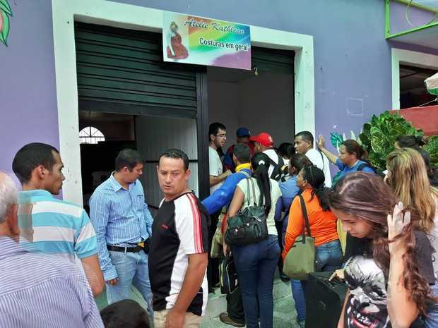 Venezuelanos formam fila para comprar comida em ateliêr transformado em mercado de alimentos (Foto: Emily Costa/G1 RR)