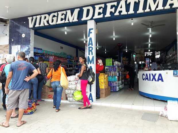 Farmácia em Pacaraima agora vende também fardos de comida (Foto: Emily Costa/ G1 RR)