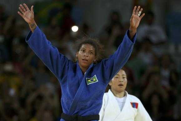 A judoca brasileira Rafaela Silva vence Dorjsürengiin Sumiya, da Mongólia, e conquista a primeira medalha de ouro do Brasil nos Jogos Rio 2016Reuters/Toru Hanai/Direitos Reservados