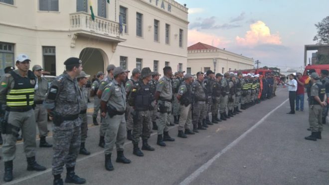 Força tarefa reunida em frente ao quartel da Polícia Militar /Foto: ContilNet