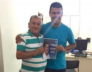 Ailson Mendonça (camisa Azul) e o seu vice, o empresário Osmar Facundo durante registro da chapa majoritária no TRE em Xapuri.