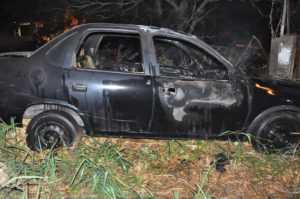 Bandidos ainda conseguiram incendiar um carro/Foto: ContilNet