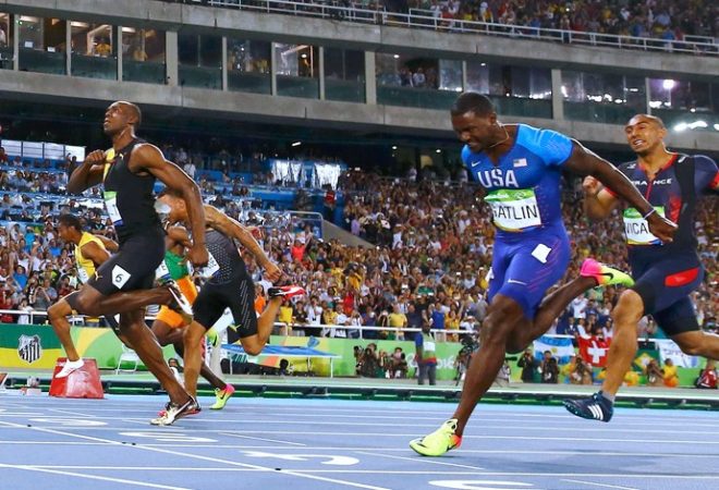 Bolt arranca no fim e bate no peito: vitória sobre Gatlin e o primeiro tri olímpico da história dos 100 (Foto: Agência Reuters)