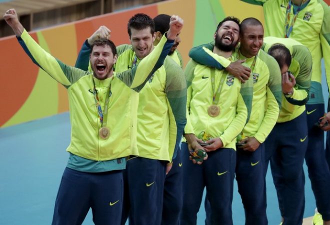 Brasileiros comemoram no pódio a conquista do ouro olímpico (Foto: AP Photo/Jeff Roberson)