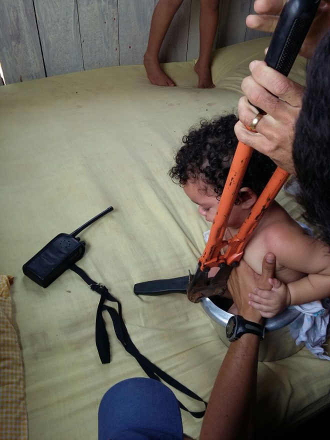 Menina de um 1 e 4 meses ficou presa à panela de pressão (Foto: Divulgação/Bombeiros)