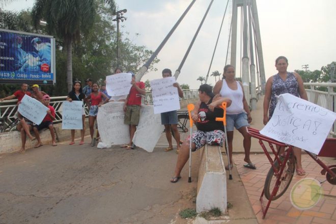 Familiares e amigos estão bloqueando a ponte Wilson Pinheiro em protesto - Foto: Alexandre Lima