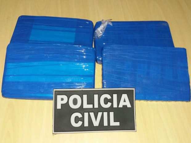 Droga estava escondida na bagagem do vigilante (Foto: Divulgação/Polícia Civil)
