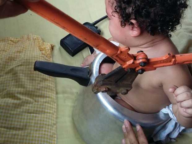 Bombeiros usaram uma ferramenta para cortar a panela e libertar a criança (Foto: Divulgação/Bombeiros)