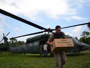Em 2014, FAB também disponibilizou helicópteros para o transporte de urnas (Foto: João Evangelista Souza)