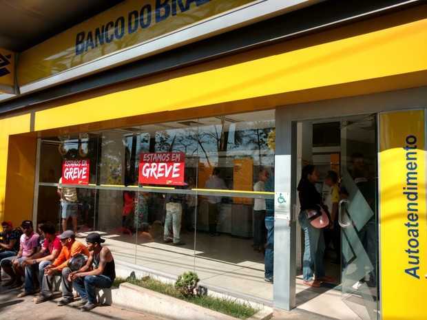 Bancos iniciaram paralisação no dia 6 de setembro em Rio Branco (Foto: Caio Fulgêncio/G1)
