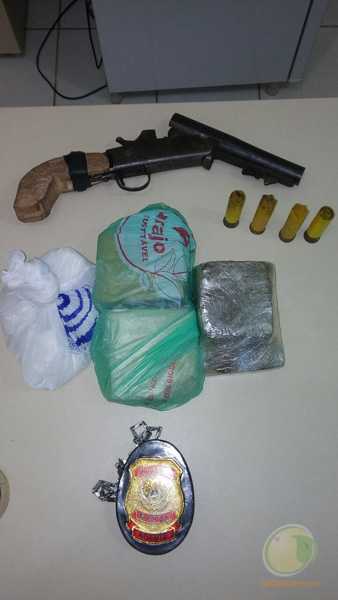 A arma e a droga apreendida pelo policiais civis de Xapuri...