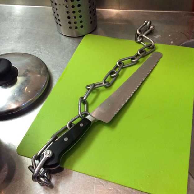  Na cozinha da prisão, a faca é presa a uma corrente 