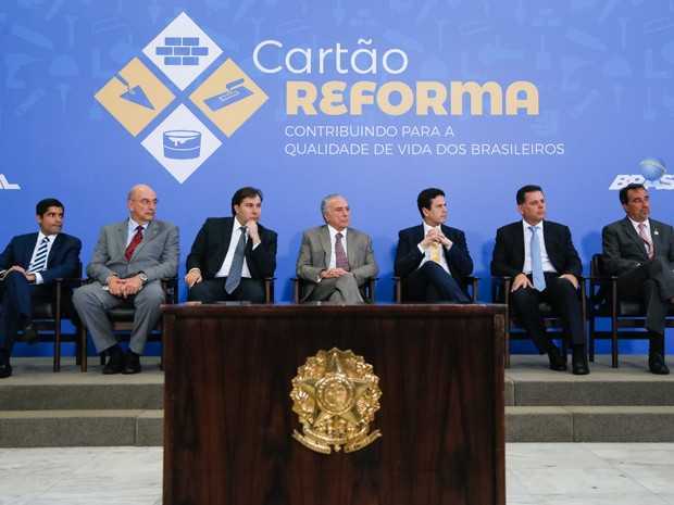 O presidente da República, Michel Temer (centro), durante lançamento do Cartão Reforma, no Palácio do Planalto (Foto: Beto Barata/PR)