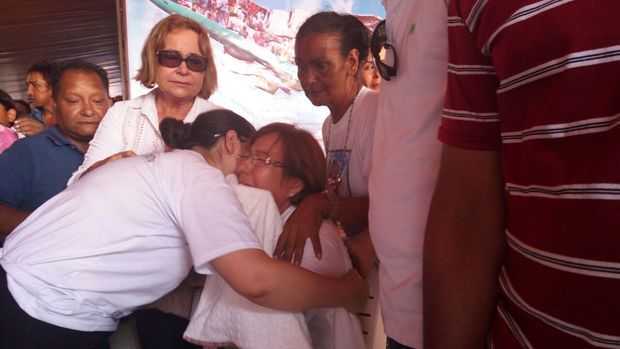 A mãe do pilito, Maria Pinto Murakami, de óculos, sentada, é confortada por familiares