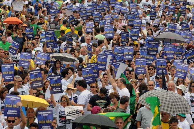  População segurando cartazes pedindo o fim da corrupção (Foto: Alexandre Durão) 