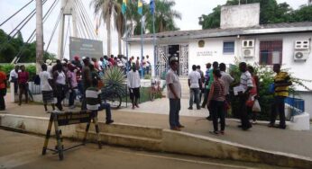 Cerca de 600 haitianos estão vivendo em situação precária numa casa de 3 quartos