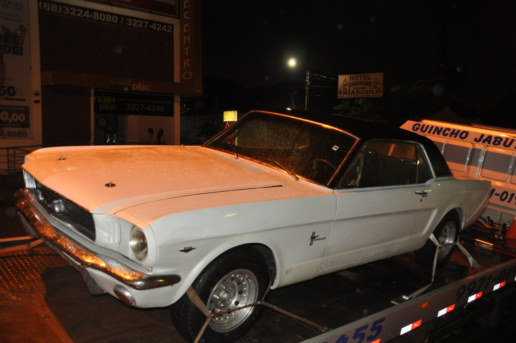 O veículo modelo Mustang estava sendo transportado por um caminhão guincho/Foto: Clériston Amorim