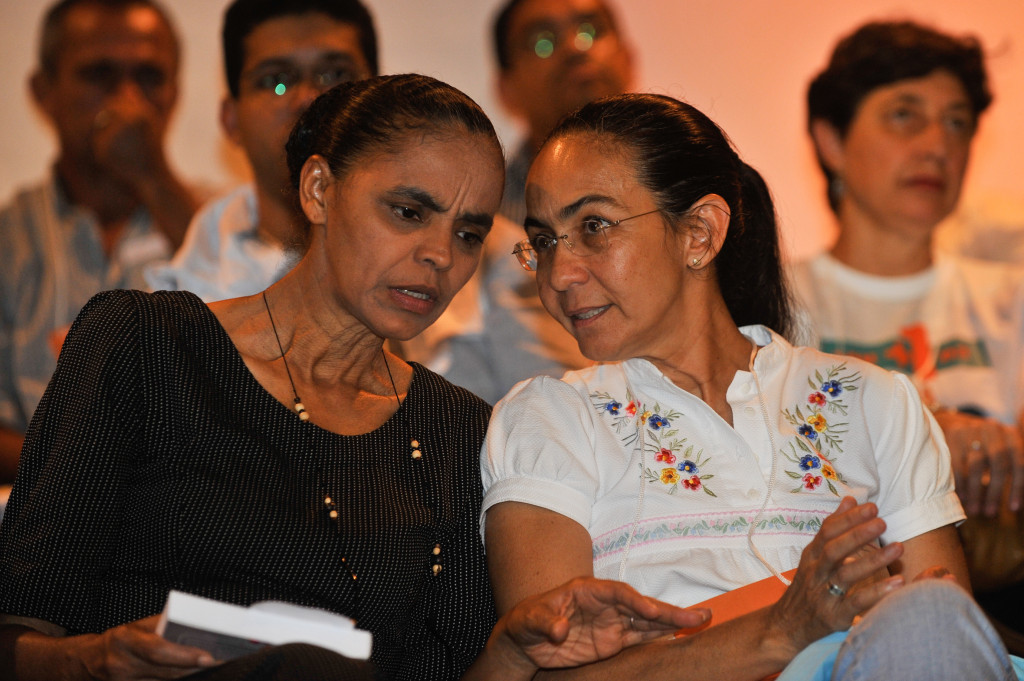 Brasília - As ex-senadoras Marina Silva e Heloísa Helena conversam na solenidade de lançamento de novo partido - José Cruz/ABr
