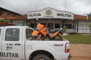 Policiais levaram a moto para o pátio do 10º Comando da PM - Fotos: Alexandre Lima