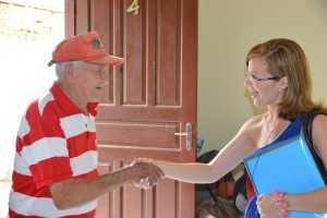 Secretária Leanne visita um idoso que mora sozinho - Foto: Assessoria