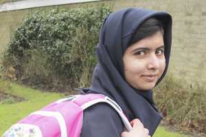 A paquistanesa Malala Yousufzai, vai à escola na Inglaterra, pela primeira vez depois que foi baleada na cabeça - Edelman/Reuters