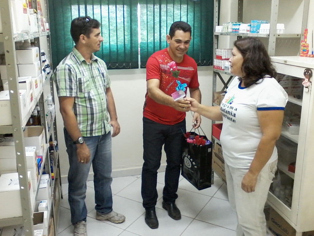 Vereadores visitaram o centro de saúde que recebeu medicamentos - Fotos: Assessoria