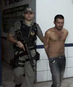 Genival Barbosa de Oliveira (32), estava com o carro, a arma e dinheiro quando foi detido