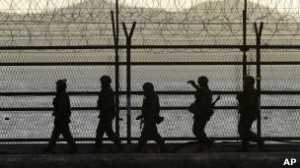 Soldados sul-coreanos na fronteira; retórica belicista do Norte elevou tensões na região