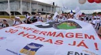 Enfermeiros fazem marcha em Brasília por jornada de 30 horas semanais
