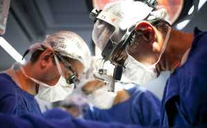Médicos realizam cirurgia de revascularização no InCor, em São Paulo - Olga Lysloff/Folhapress
