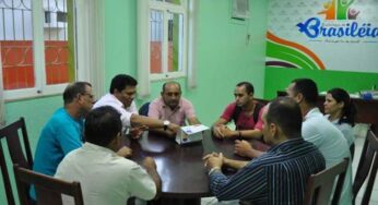 Prefeito e diretor do Iteracre conversam sobre andamento dos trabalhos de regularização fundiária em Brasiléia
