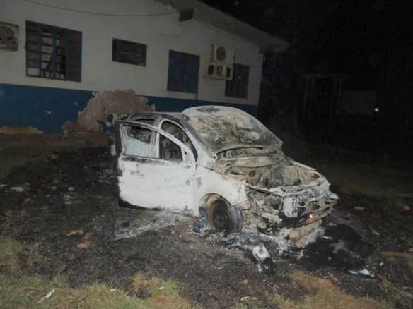 Além do prédio, um veículo também foi incendiado/Fotos: Carlos Portela