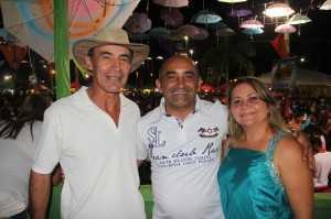 Everaldo (c) e sua esposa, ao lado do vice-prefeito, Jorge da Fazenda no camarote oficial.
