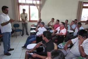 Secretário Edvaldo durante reunião com produtores do Alto Acre (Foto: Assessoria Sedens)