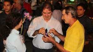 Seu Valdemar Maffi, em 2012 durante Feira em Brasiléia, entregando orquídeas ao governador e sua esposa - Foto: Arquivo
