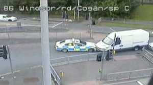 A polícia precisou de várias tentativas até conseguir parar o motorista da van nas ruas de Cardiff