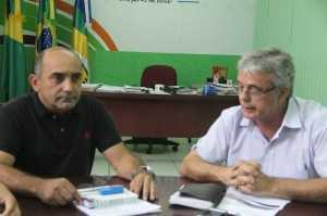 O engenheiro Nilton Silveira (dir), um dos pontos da reunião, seria adequações no contrato da obra