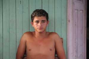 O jovem Dieynisson Oliveira da Silva (19), assumiu que vendeu droga aos imigrantes senegaleses - Fotos: Alexandre Lima