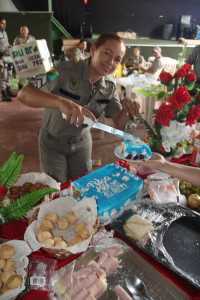 Sargento Filgueiras, um dos homenageados cortando o bolo para os colegas