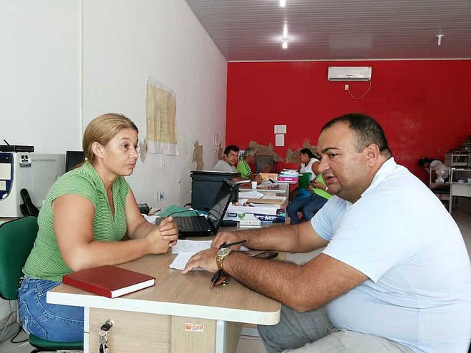 Presidente da ACEBRA, Joaquim Lira, em conversa com a diretora do Setor de Cadastro, Inês Melo - Foto: Alexandre Lima