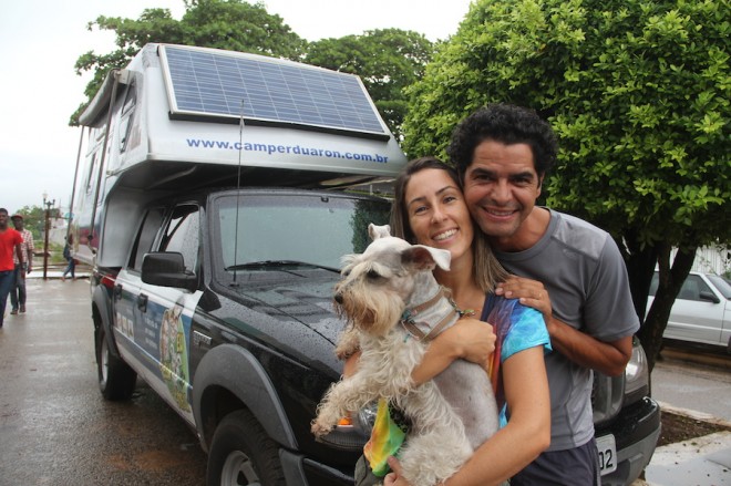 O casal a cadela contam com apoio de patrocinadores e a boa amizade que encontram no caminho por onde passam - Foto: Alexandre Lima