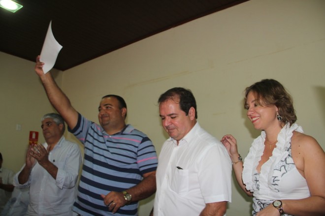 Presidente da ACEBRA, Joaquim Lira, ao lado do Governador Sebastião Viana e da representante da Eletroacre, Anelize Souza, mostrando o documento após ser assinado - Foto: Alexandre Lima