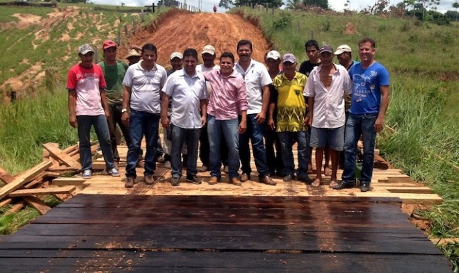 Prefeito , vereadores e comunidade rurais participaram dos trabalhos iniciais da ponte na comunidade Tucumduba - Foto: Assessoria
