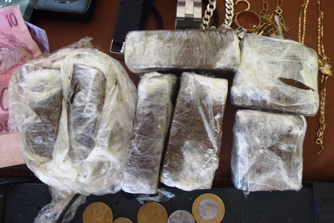 Polícia encontrou grande quantidade de droga com a acusada/Foto: Tribuna do Juruá