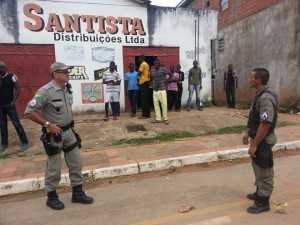 Políciais Militares acompanham trabalho de jornalista em abrigo de senegaleses no Acre. (Almir Andrade)