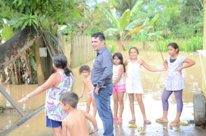 Prefeito André Hassem prestou total apoio aos moradores que foram atingidos pelas águas do rio - Foto: Assessoria