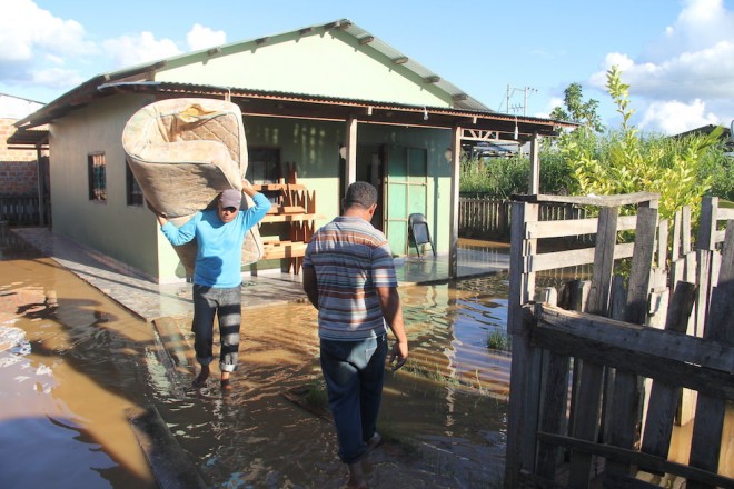 Famílias da cidade de Iñapari, no Peru, estão retirando seus móveis de suas casas após as águas do Rio Acre - foto: Alexandre Lima