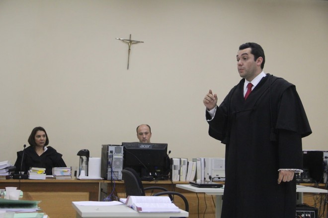Advogado de defesa, Luis Carlos Alves Bezerra (em pé), atenuou a pena máxima pedida pelo MP - Foto: Alexandre Lima