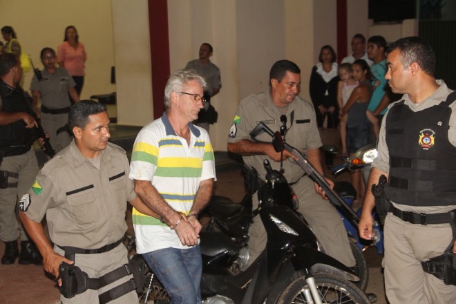 Momento em que Luiz, principal acusado embarcava de volta ao presídio e voltará no início de Abril para seu julgamento - Foto: Alexandre Lima